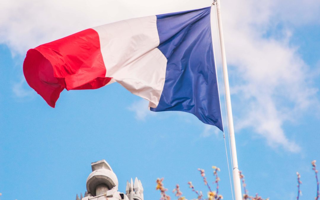 drapeau français devant mairie